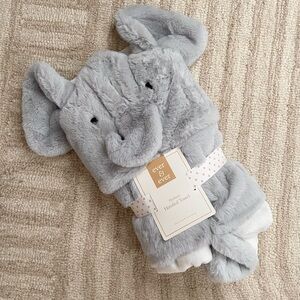 NWT Ever & Ever soft hooded elephant towel